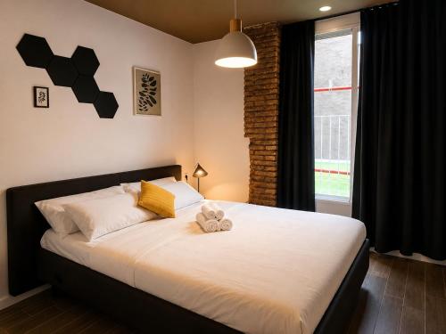 a bedroom with a bed with two teddy bears on it at Musa in Valencia