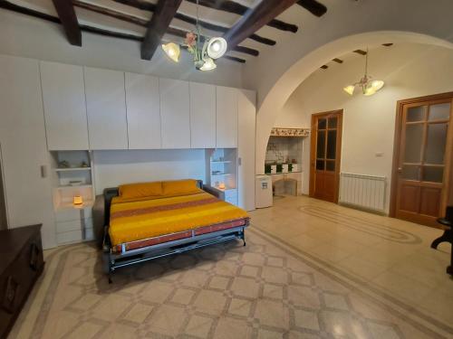 a bedroom with a bed in the middle of a room at Casa Gelso Rosso in Leni