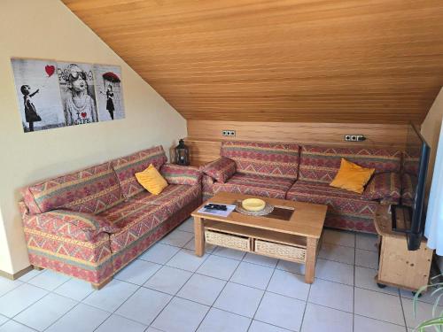 a living room with a couch and a table at Ferienwohnung Auf der Warthe in Florstadt
