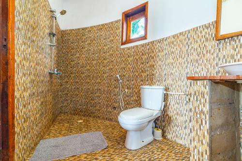 a bathroom with a toilet and a sink at Tanema Creek in Brufut