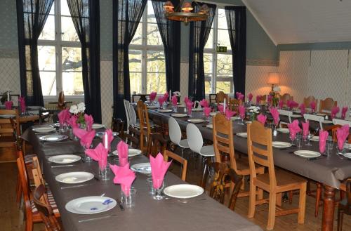 A restaurant or other place to eat at Tivedens Hostel-Vandrarhem