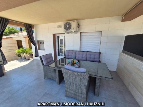 Apartmani Roberta Pag -obiteljska kuća prizemnica sa 2 odvojena apartmana od toga jedan moderan luxuzniji, pogled na more sa velikih terasa, dvosobni apartmani