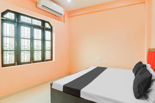 a bedroom with a bed and a window at Hotel O Luxury Palace in Malīhābād