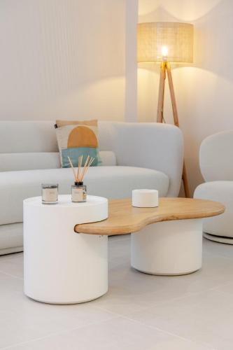MARBELLA BANUS SUITES - Banús - Dama de Noche - Fully Renovated Designer 2BR - 2BA - Large Outdoor Terrace with Dining Area - Bright & Modern - Brand New Furniture & Appliances - S Pools - Ideal for Families