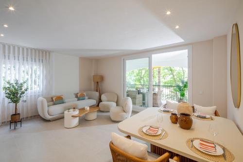 MARBELLA BANUS SUITES - Banús - Dama de Noche - Fully Renovated Designer 2BR - 2BA - Large Outdoor Terrace with Dining Area - Bright & Modern - Brand New Furniture & Appliances - S Pools - Ideal for Families