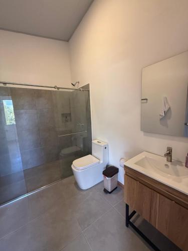 ein Badezimmer mit Toilette, Dusche und Waschbecken in der Unterkunft Salento River Hotel in Salento