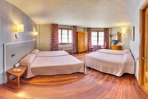 Ένα ή περισσότερα κρεβάτια σε δωμάτιο στο Hotel Aragüells