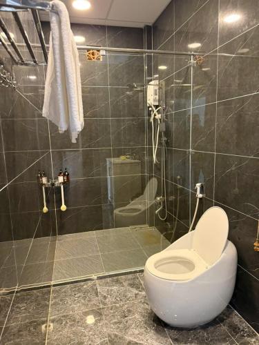 a bathroom with a shower with a toilet and a shower at Đức Hòa homestay in Ấp Thố Mố (1)
