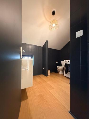 an empty room with a bathroom with a toilet at Refuge d'Odeillo Vue lac Luxe 8 pers Les Angles in Réal