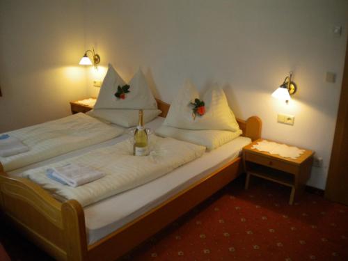 ザンクト・ミヒャエル・イム・ルンガウにあるApartment Könighausのベッド1台(枕2つ付)が備わるホテルルームです。
