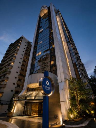a building with a parking meter in front of it at CONFORT iNN JARDINS in São Paulo