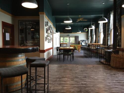 Mossburn Railway Hotelにあるレストランまたは飲食店
