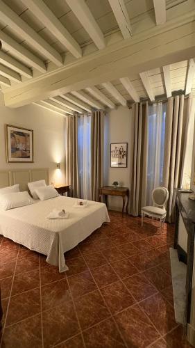 a bedroom with a large white bed in a room at Le charme de l'Arlésienne in Arles