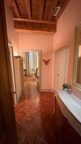 a hallway of a house with pink walls at Le charme de l'Arlésienne in Arles