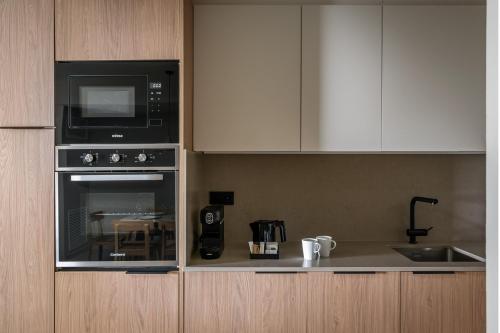 a kitchen with a microwave oven and a counter top at Apartamentos Estival Park in La Pineda