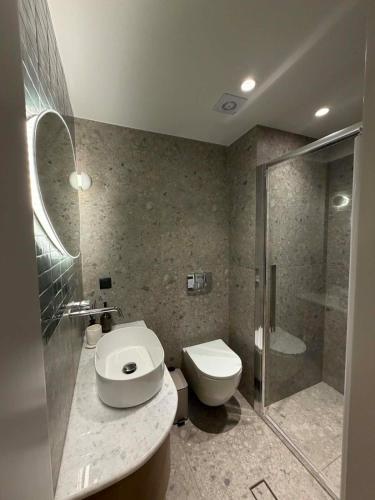Modern Apartment with Free Private Parking near Metro