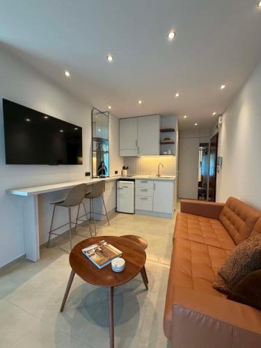Modern Apartment with Free Private Parking near Metro