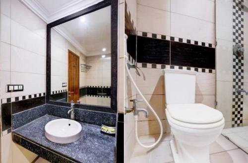 a bathroom with a toilet and a sink at Hotel Kohinoor, Bharuch in Bharūch