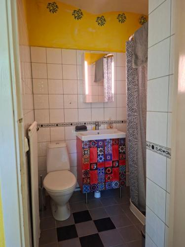 a small bathroom with a toilet and a sink at Ferienwohnung Käthe in Filipstad