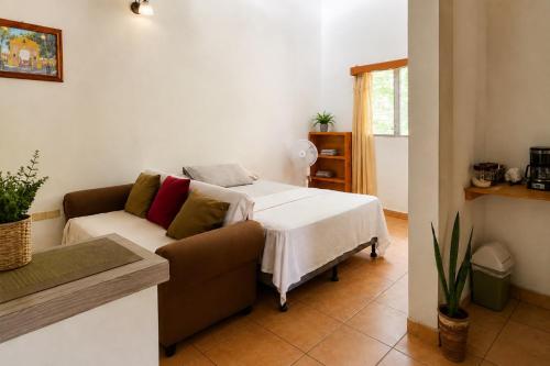 a living room with a bed and a couch at Estudio Privado, WiFi, A 7 min de Palmerola in Comayagua