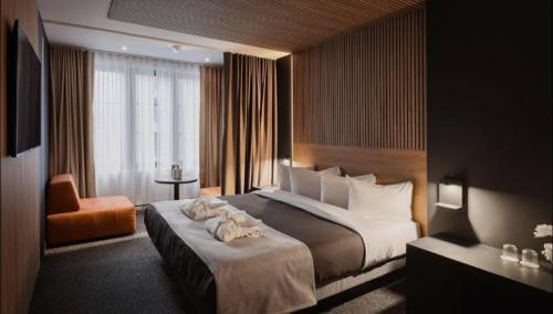 ein Hotelzimmer mit einem großen Bett und einem Stuhl in der Unterkunft Tejaji हाउसिंग in Jodhpur