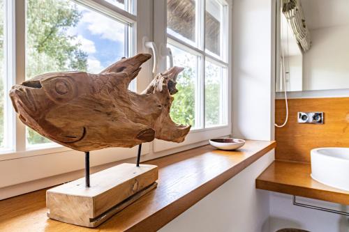 a wooden head on display on a counter in a bathroom at Freischwimmer in Wieck