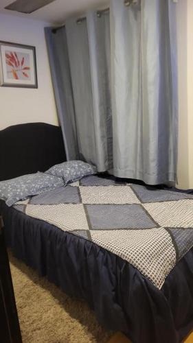 a bed sitting in a bedroom with a window at Habitaciones Ciudad de la Luna Chia in Chía