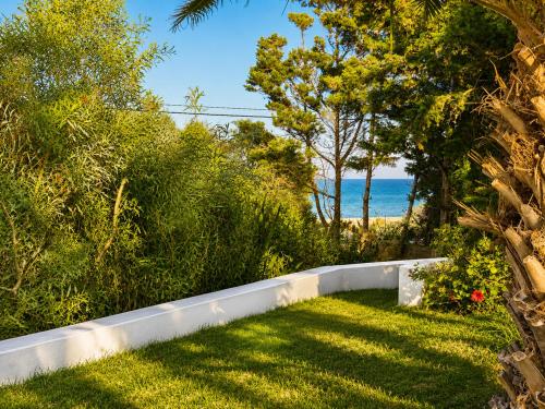 a garden with the ocean in the background at Maison de la Mer in Ḩammām al Ghazzāz