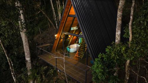 an overhead view of a tree house in the woods at Chalés Villa Alecrim COM HIDROMASSAGEM E AR CONDICIONADO in Campos do Jordão