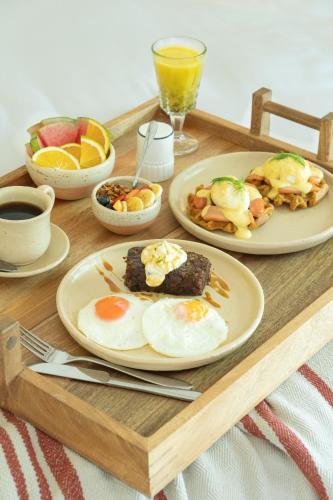 a wooden tray with plates of breakfast food on it at Hotel Plantación in Jardin