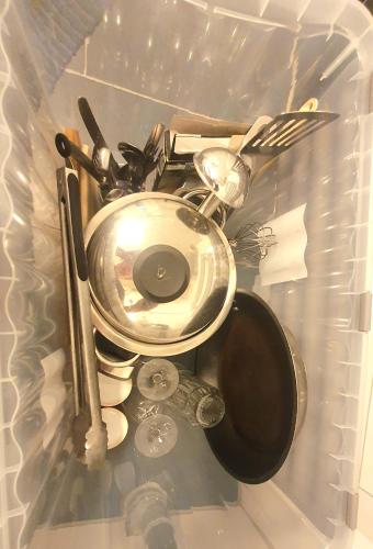 a group of utensils and a pot and pans at FRANKES LODGE Apartment mit Garten, 6 Einzelbetten, Parkplatz in Essen