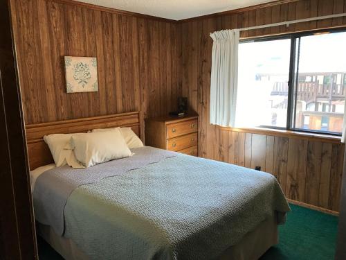 een slaapkamer met een groot bed en een raam bij Ponderosa Lodge, an Ascend Collection Hotel in Red River