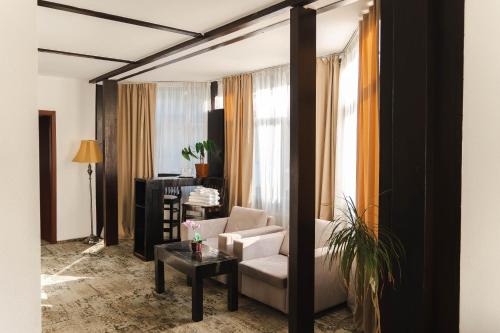 Un pat sau paturi într-o cameră la Hotel Regina