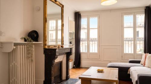 Bright Montparnasse apartment with balcony
