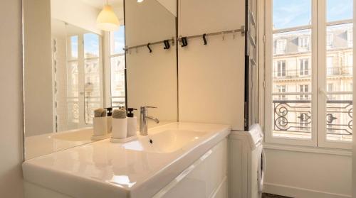 Bright Montparnasse apartment with balcony