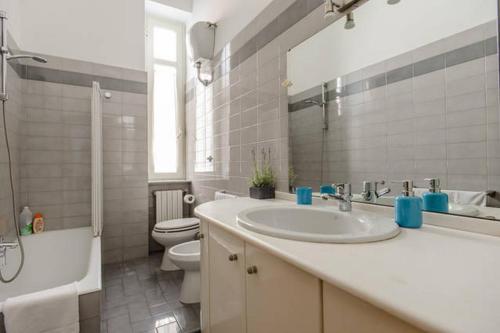 拿坡里的住宿－米開朗基羅公寓，一间带水槽、卫生间和镜子的浴室