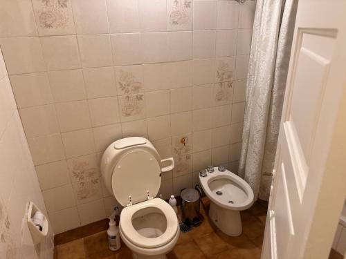 a small bathroom with a toilet and a bidet at Marea in San Lorenzo