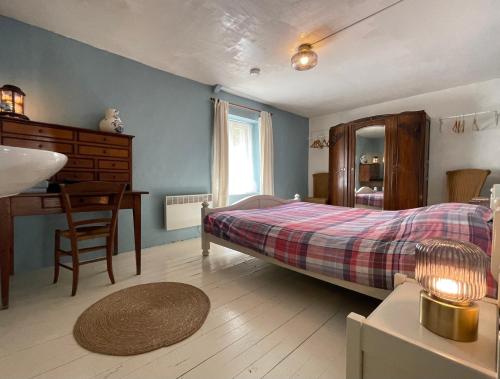 a bedroom with a bed and a desk and a chair at Villa Felinas in Ahun