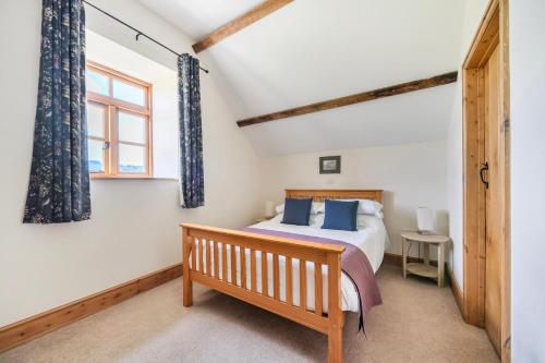 ein Schlafzimmer mit einem Bett und einem Fenster in der Unterkunft Hay Store in Corwen