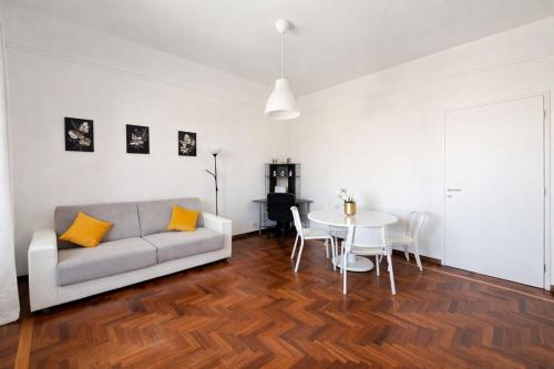 Walk to Metro A, Cozy 1BR with Lift & AC