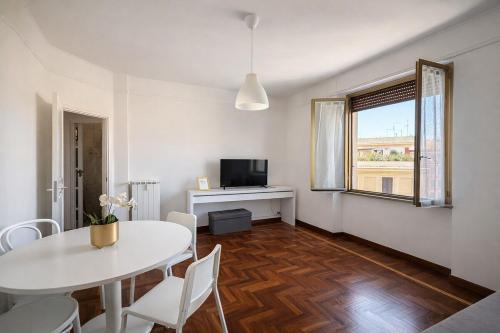 Walk to Metro A, Cozy 1BR with Lift & AC