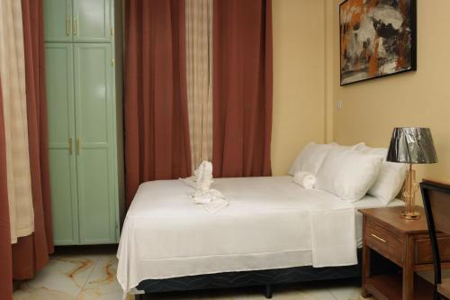 a bedroom with a bed with white sheets at Middleham Forest Nook in Roseau