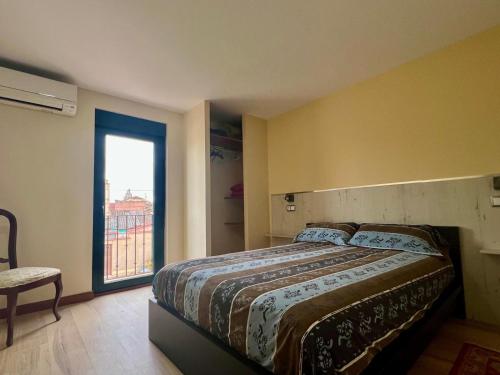 a bedroom with a large bed and a window at El Refugio de Pedrosa in Pedrosa del Rey