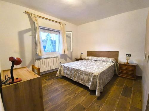a bedroom with a bed and a window at Alojamientos El Pardal in Molinicos