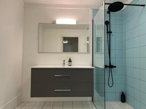 a bathroom with a sink and a shower at Spacious Apartment - Central Voss - Free Parking in Vossevangen