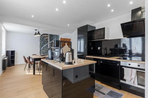 Cozy & Quiet 2 Bedrooms Apartment - Terrace & Private Parking