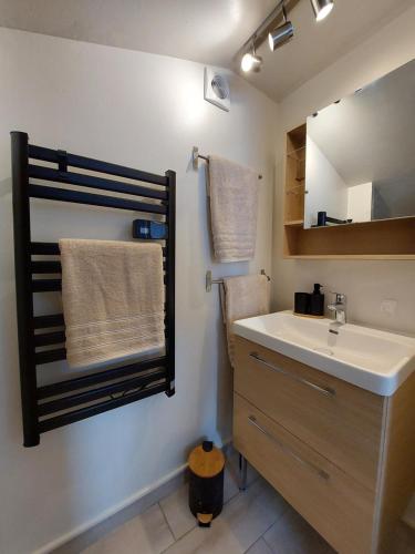 Cozy & Quiet 2 Bedrooms Apartment - Terrace & Private Parking