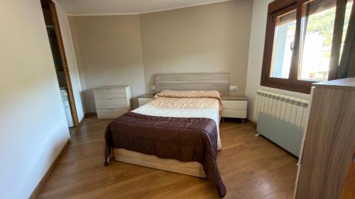 a small bedroom with a bed and a window at Casa Entre Riscos in Corejido