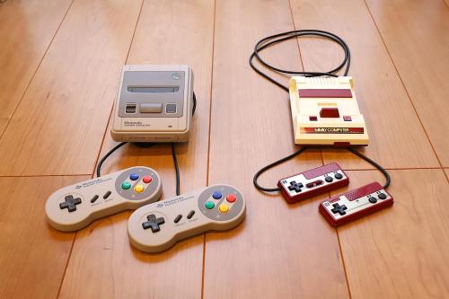 a group of nintendo wii controllers and a video game system at 一棟貸切り宿 GuestHouse 嵯峨嵐山 in Kyoto