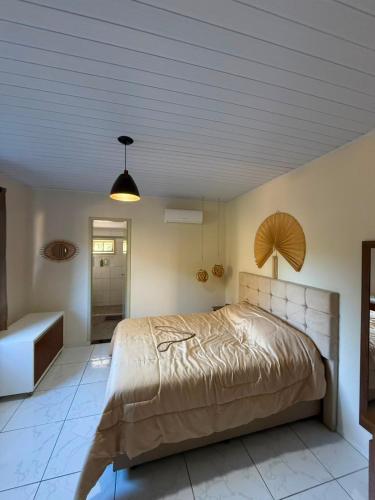 a bedroom with a large bed in a room at Sitio encantos do vale Casa in Major